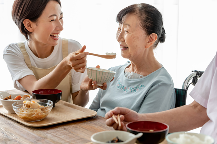 介護付き有料老人ホームでのサービスの提供。介護サービスの他食事やレクリエーションなどが提供される