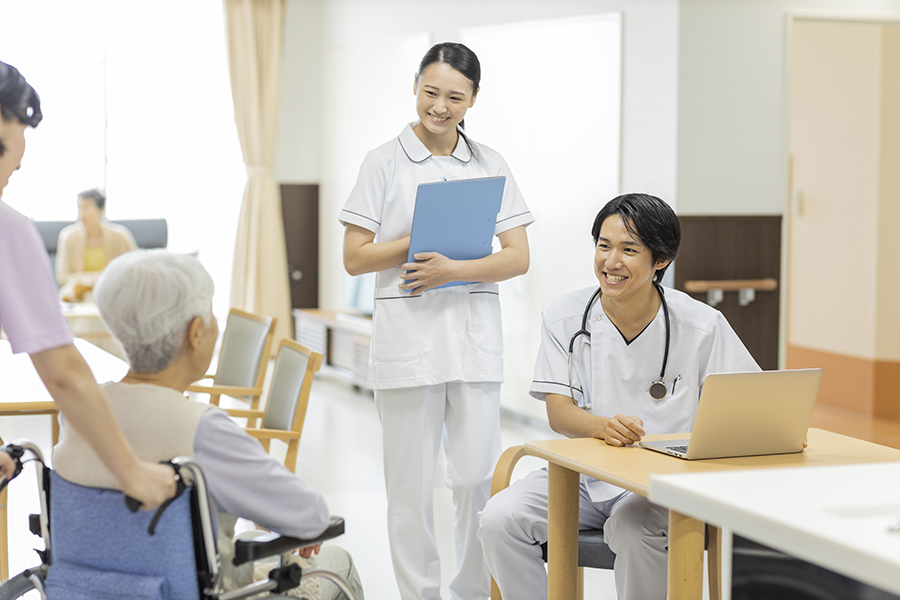 グループホームの医療体制として看護師が常駐する施設も増えている