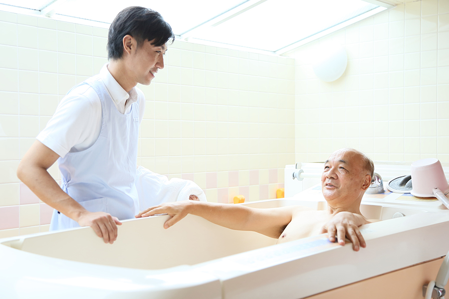 在宅の介護サービス「訪問入浴」では、看護師1名を含めた2〜3名の介護スタッフが入浴のサポートをおこなってくれる