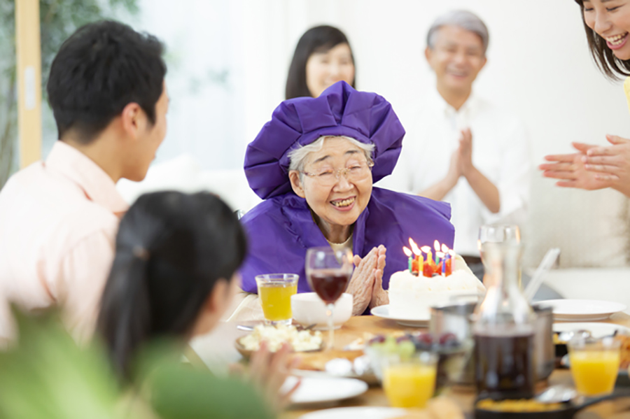 老人ホームでの誕生日会には何をする？盛り上がる催し物、喜ばれるプレゼントなどを紹介！
