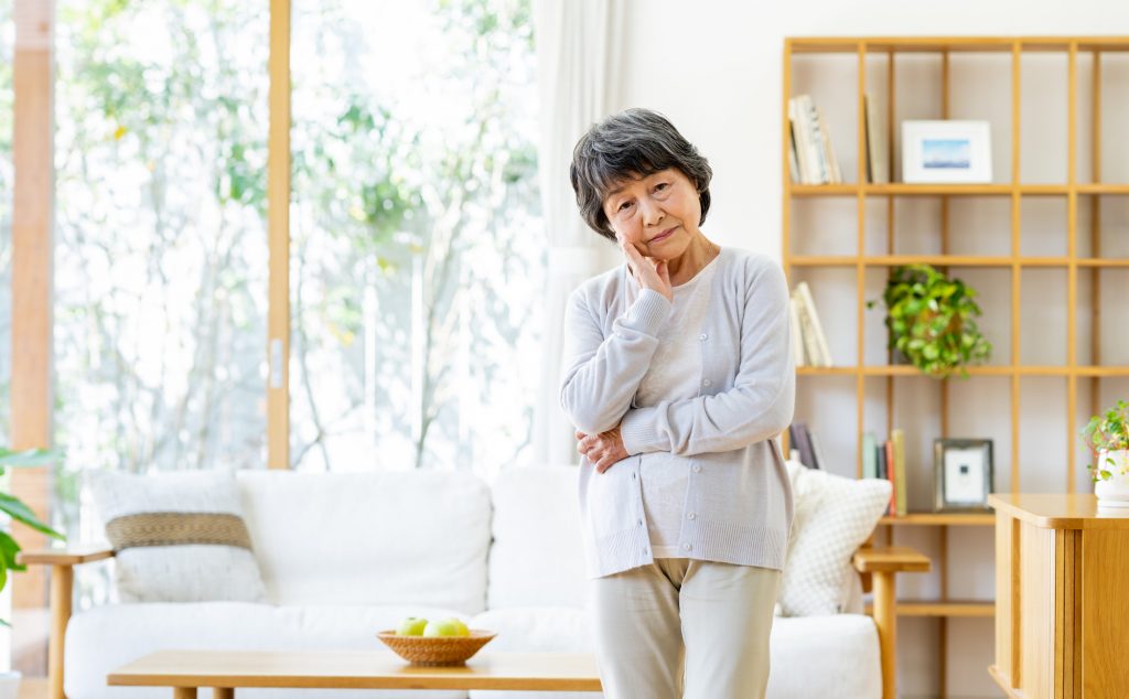 老人ホームの月額利用料は毎月数十万円かかるため、国民年金のみでは状況的に厳しい