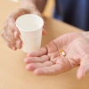 高齢者に服薬を拒否されたときの対処法｜原因がわかれば対策もわかる！