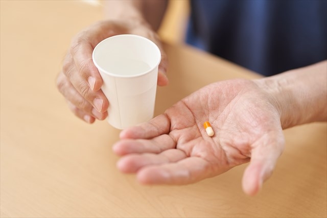 高齢者に服薬を拒否されたときの対処法｜原因がわかれば対策もわかる！
