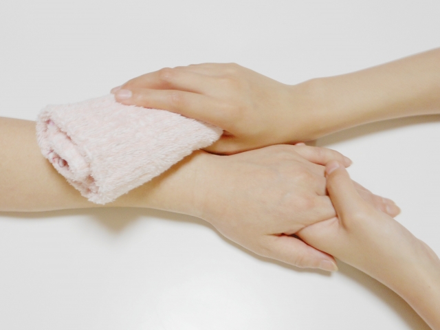 入浴拒否が強い場合は、温かいタオルや足浴を促すと良い
