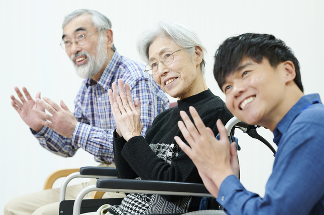 グループホームでは認知症に特化したサービスを受けられ、有料老人ホームでは医療的ケアを受けられる場合が多い