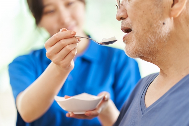 【動画解説】老人ホームで提供される介護食とは？種類・特徴・提供方法を解説