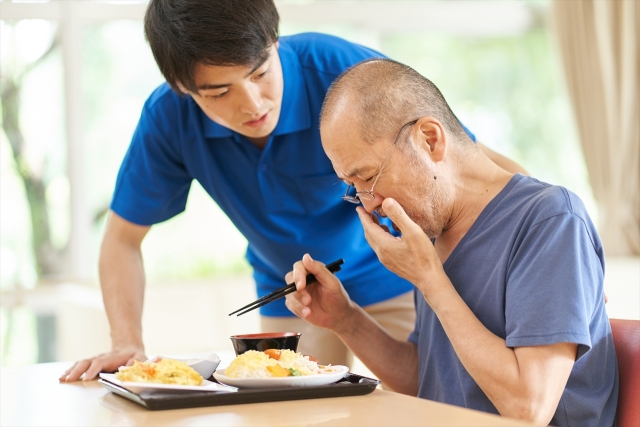 きざみ食は誤嚥の危険性、食中毒のリスク、食べかすによる虫歯・肺炎がデメリットとして挙げられる