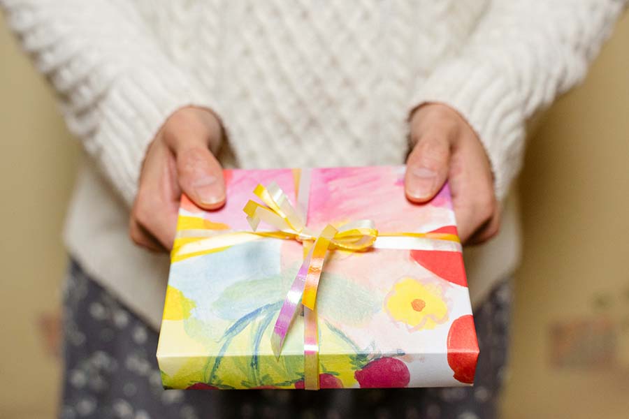 老人ホームに入居中の人におすすめのプレゼントは？施設に配送できる？