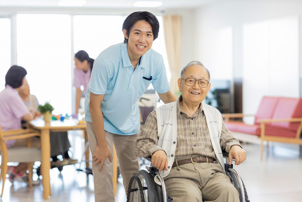 住宅型有料老人ホームと特定施設の違い丨介護体制・人員基準も解説